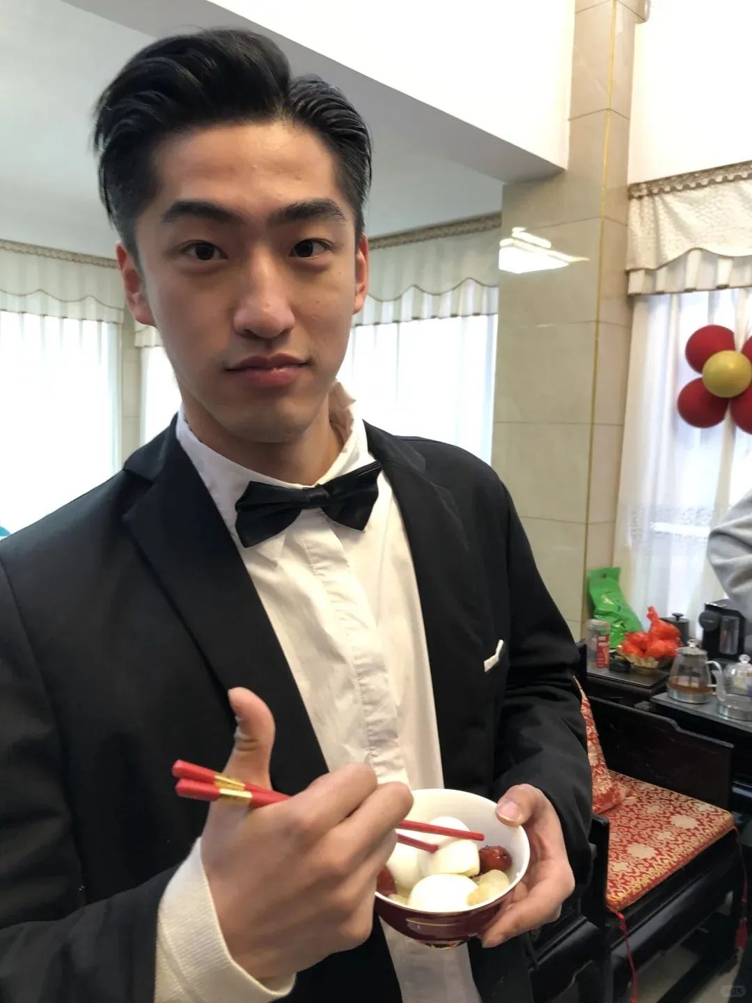 人家秋雅结婚，你一个大鼻子伴郎又唱又跳的！