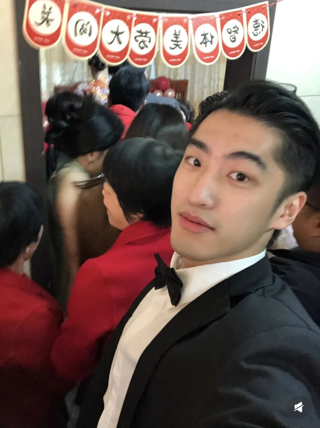 人家秋雅结婚，你一个大鼻子伴郎又唱又跳的！