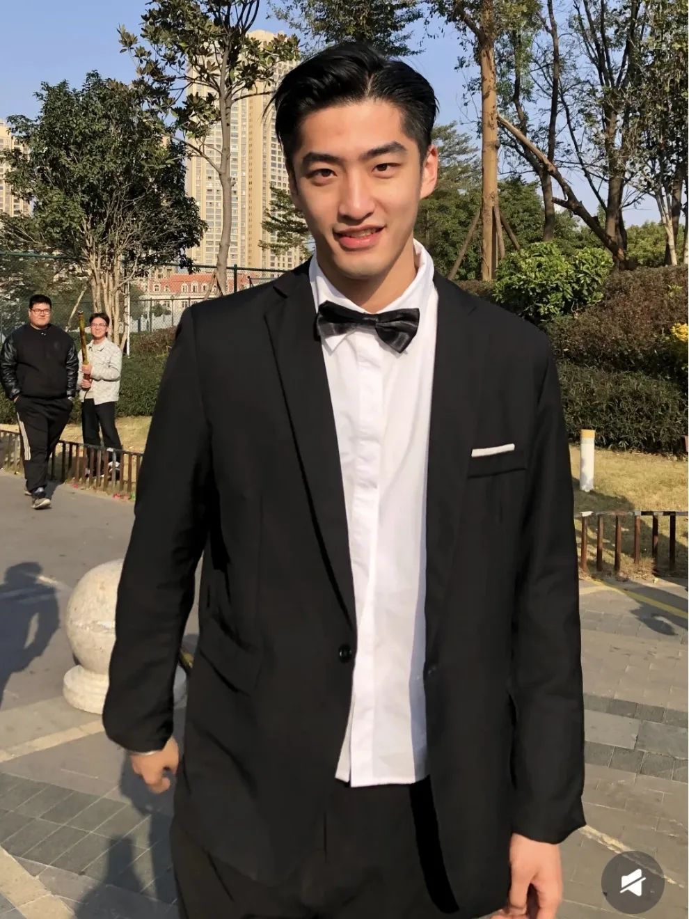 人家秋雅结婚，你一个大鼻子伴郎又唱又跳的！