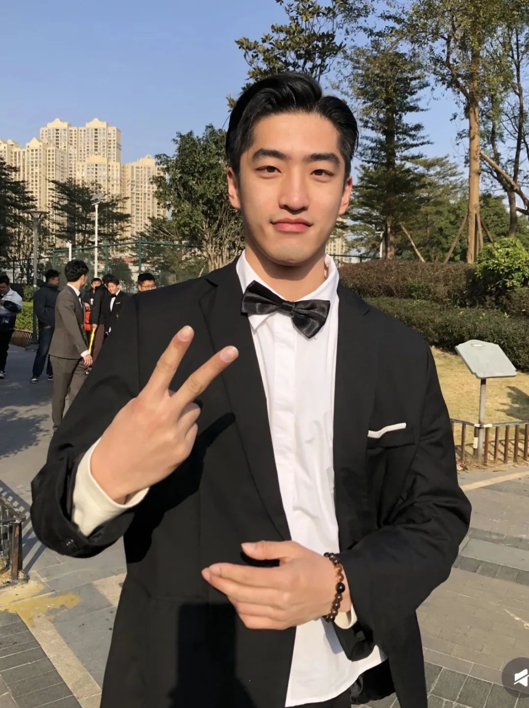 人家秋雅结婚，你一个大鼻子伴郎又唱又跳的！