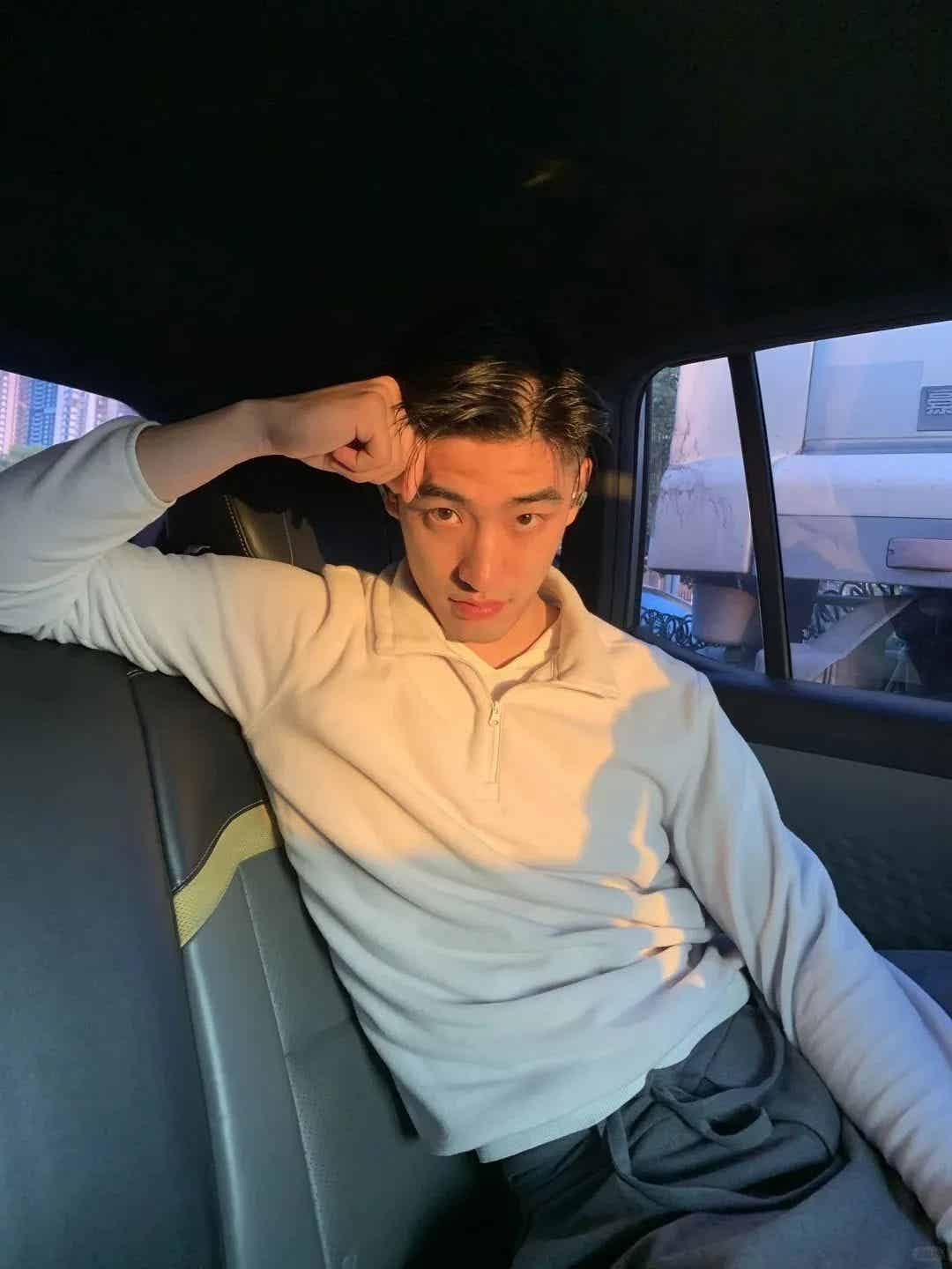 天呐又一个超帅的大鼻子伴郎洗澡照火出圈，真的超爱！-潮男潮北