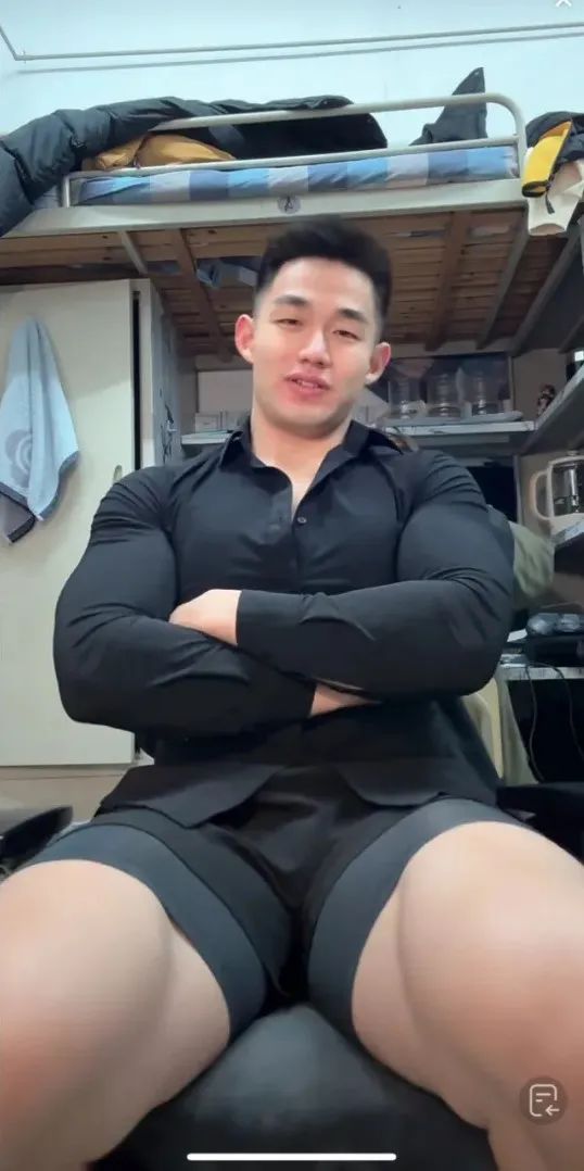 身高 192 大粗腿寸头帅哥主播，身着紧身短裤网友直呼挪不开眼