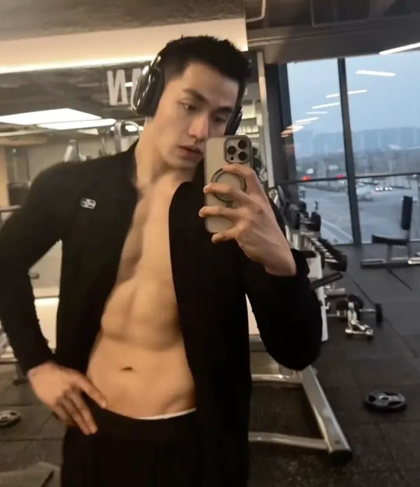 身高 192 大粗腿寸头帅哥主播，身着紧身短裤网友直呼挪不开眼