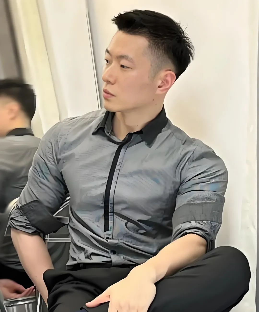 适合“正装男生”剪的 3 款潮流发型，硬朗帅气，成熟有魅力！