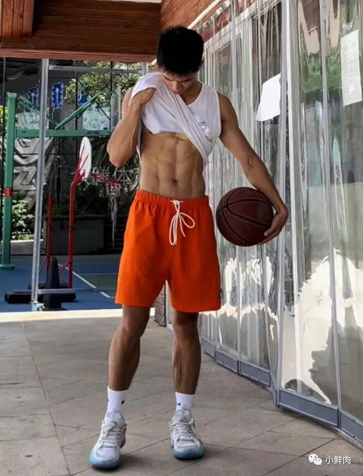 【动图】黑皮钻石男大体育生，真嘟超可以啊！