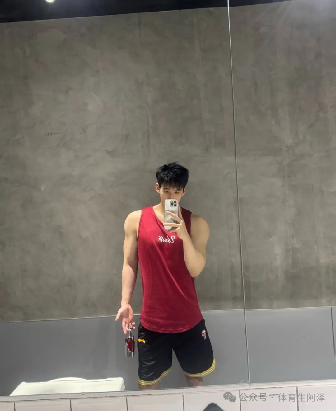 山体 185 腹肌篮球体育生，翘臀长腿别太诱惑.....
