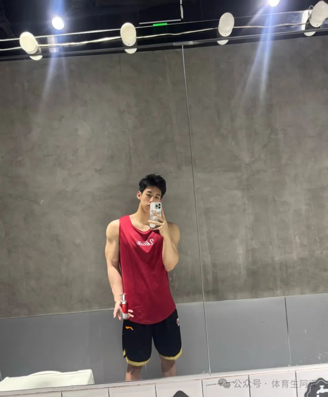 山体 185 腹肌篮球体育生，翘臀长腿别太诱惑.....