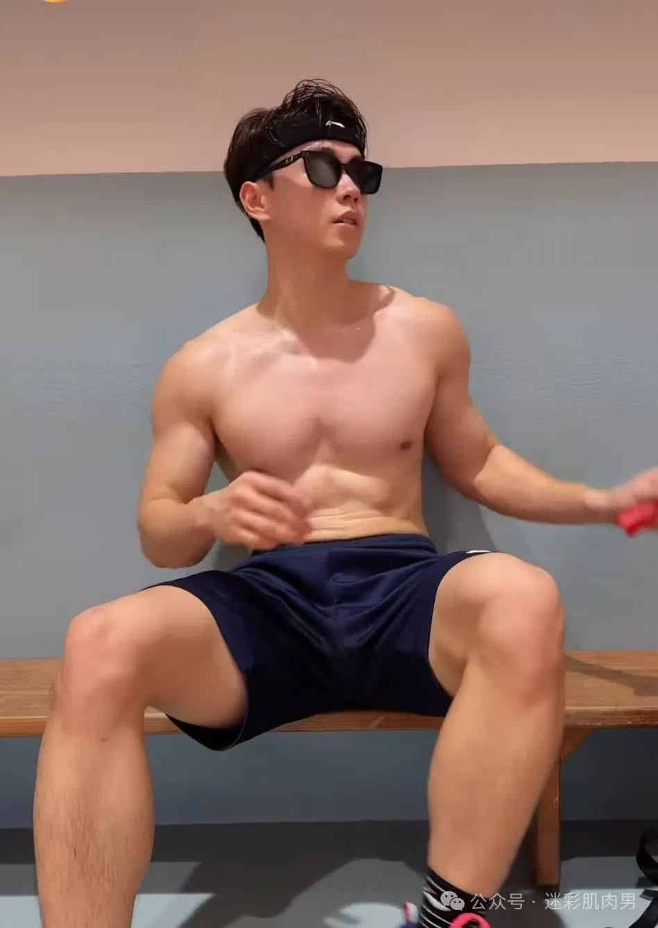 操场穿白运动裤打羽毛球的腹肌小哥，耐力太强了！