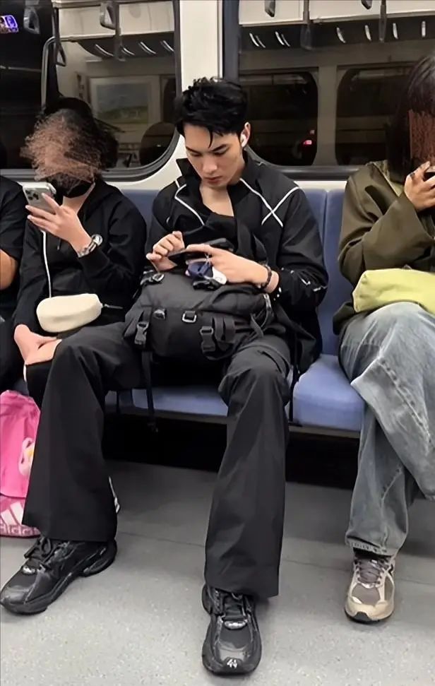 大开眼界！因为腿太长，男团成员坐地铁惨遭吐槽