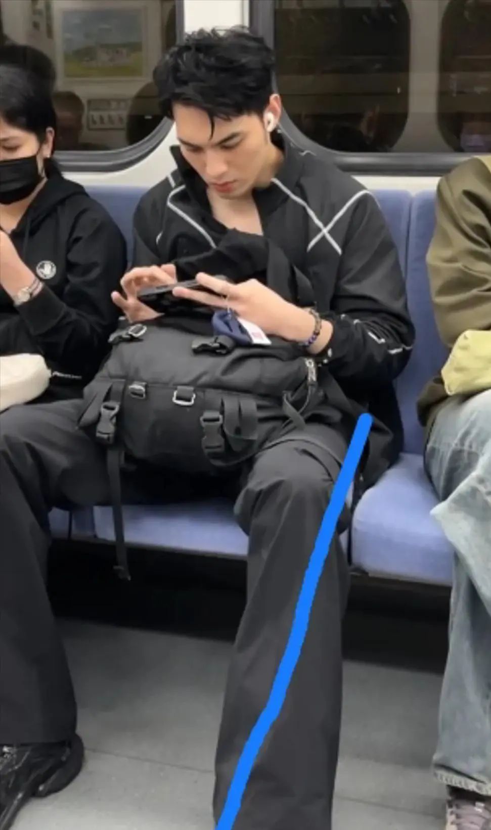 大开眼界！因为腿太长，男团成员坐地铁惨遭吐槽