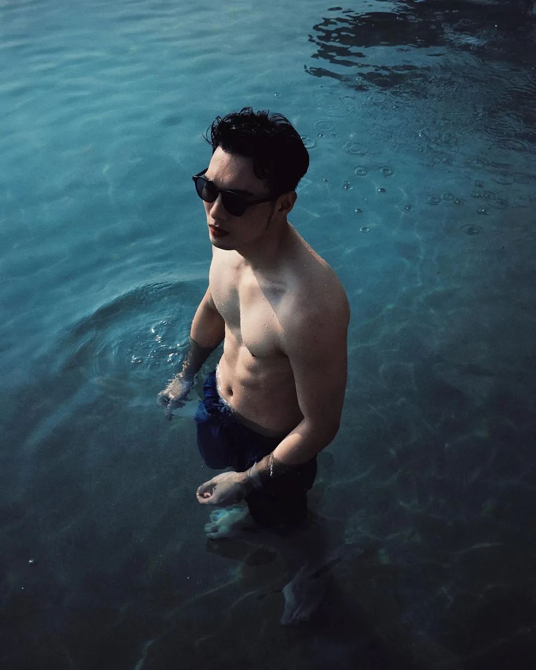 大开眼界！因为腿太长，男团成员坐地铁惨遭吐槽