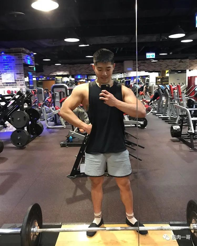 现在的直男教练都这么 open 了吗？好会擦....