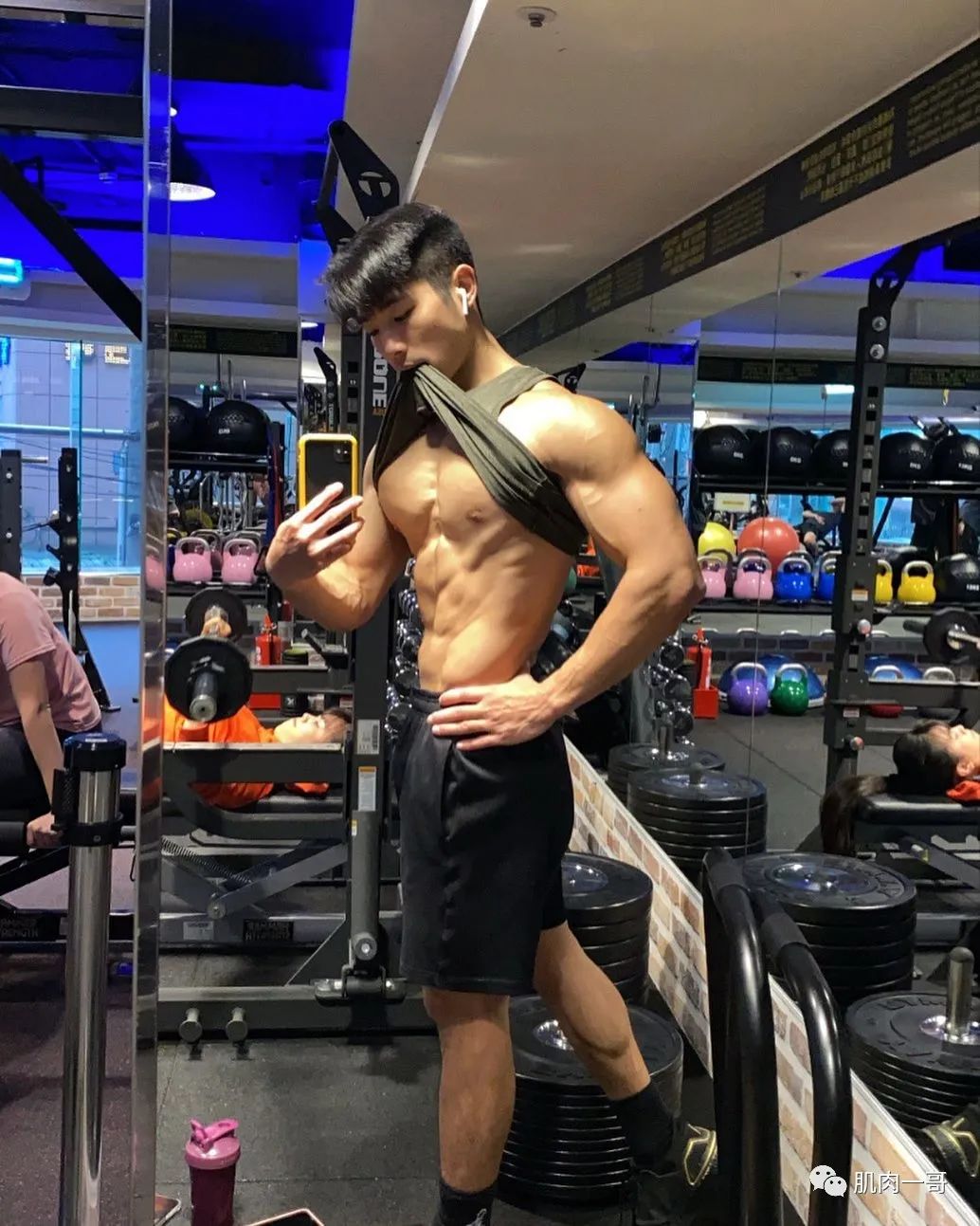 现在的直男教练都这么 open 了吗？好会擦....