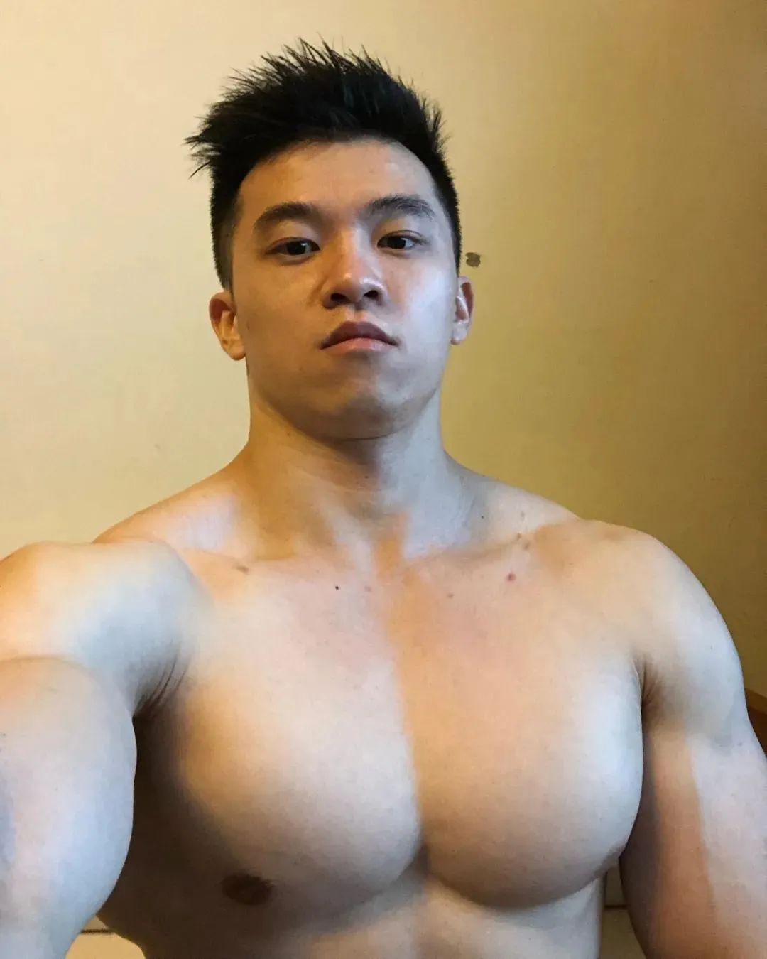 曾被女记者采访的健美冠军小叶，如今变这样了！