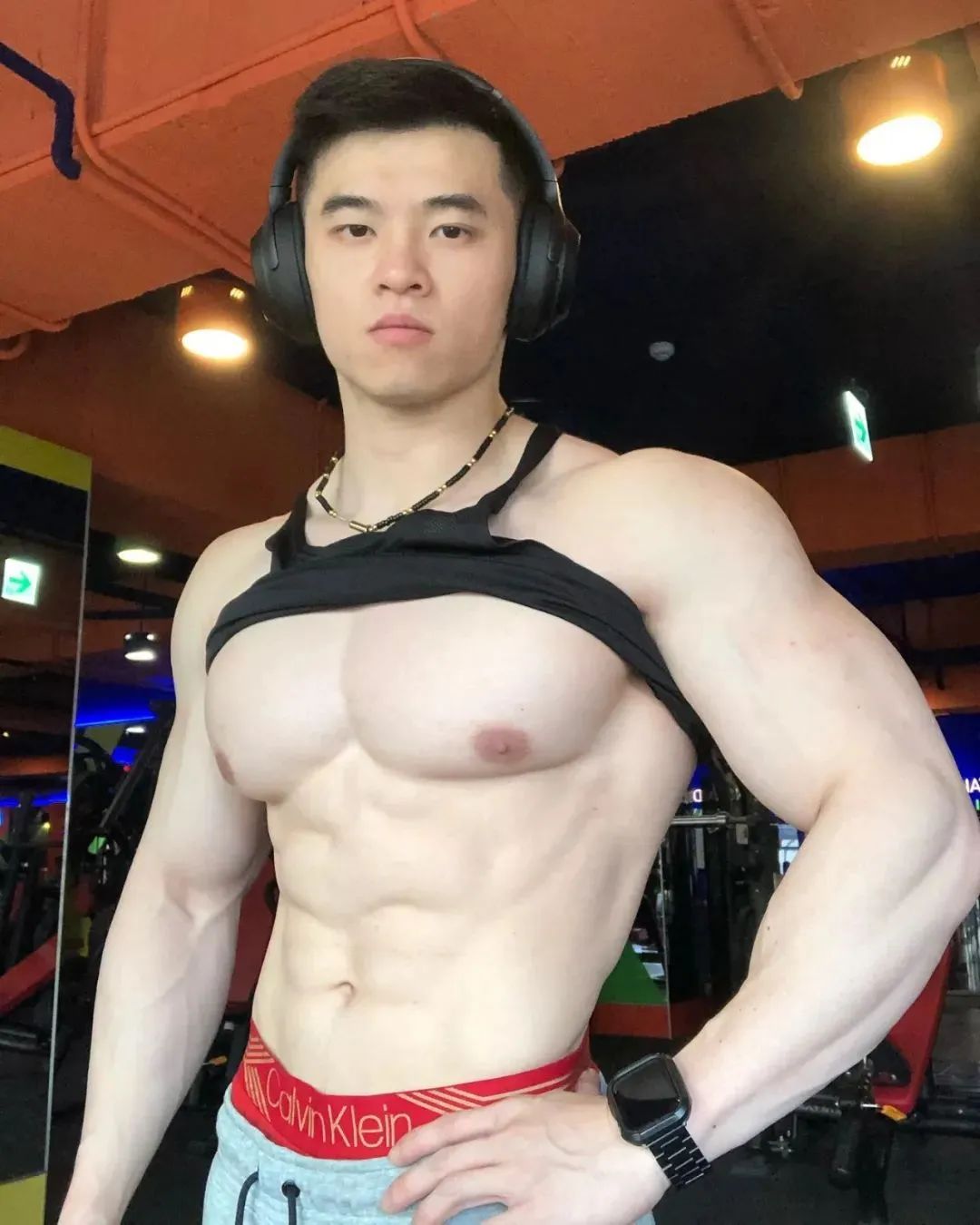 曾被女记者采访的健美冠军小叶，如今变这样了！