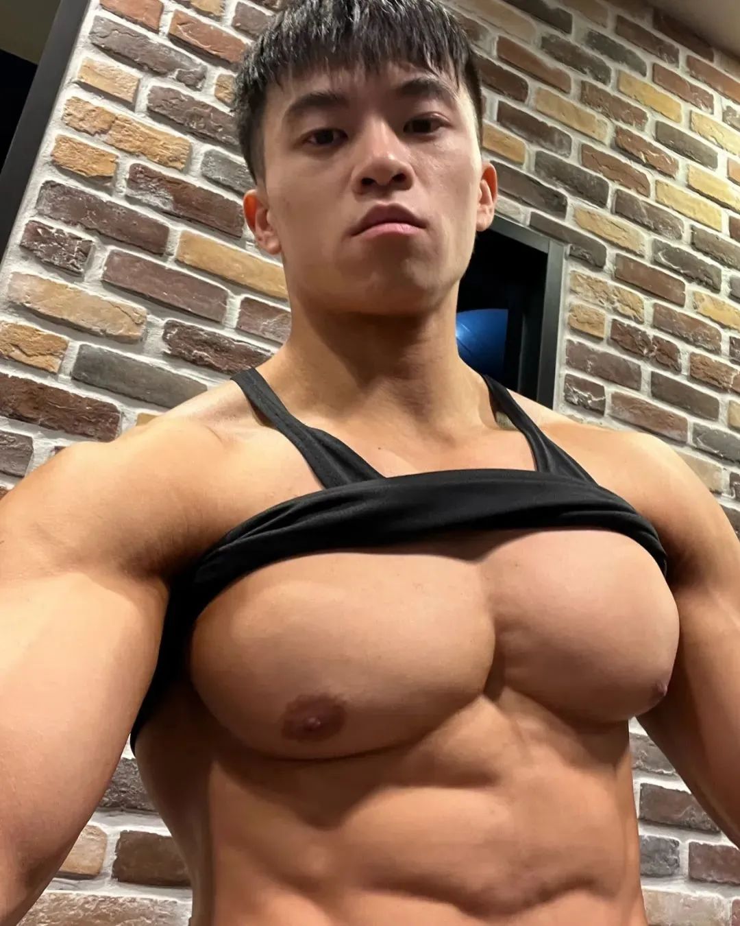 曾被女记者采访的健美冠军小叶，如今变这样了！