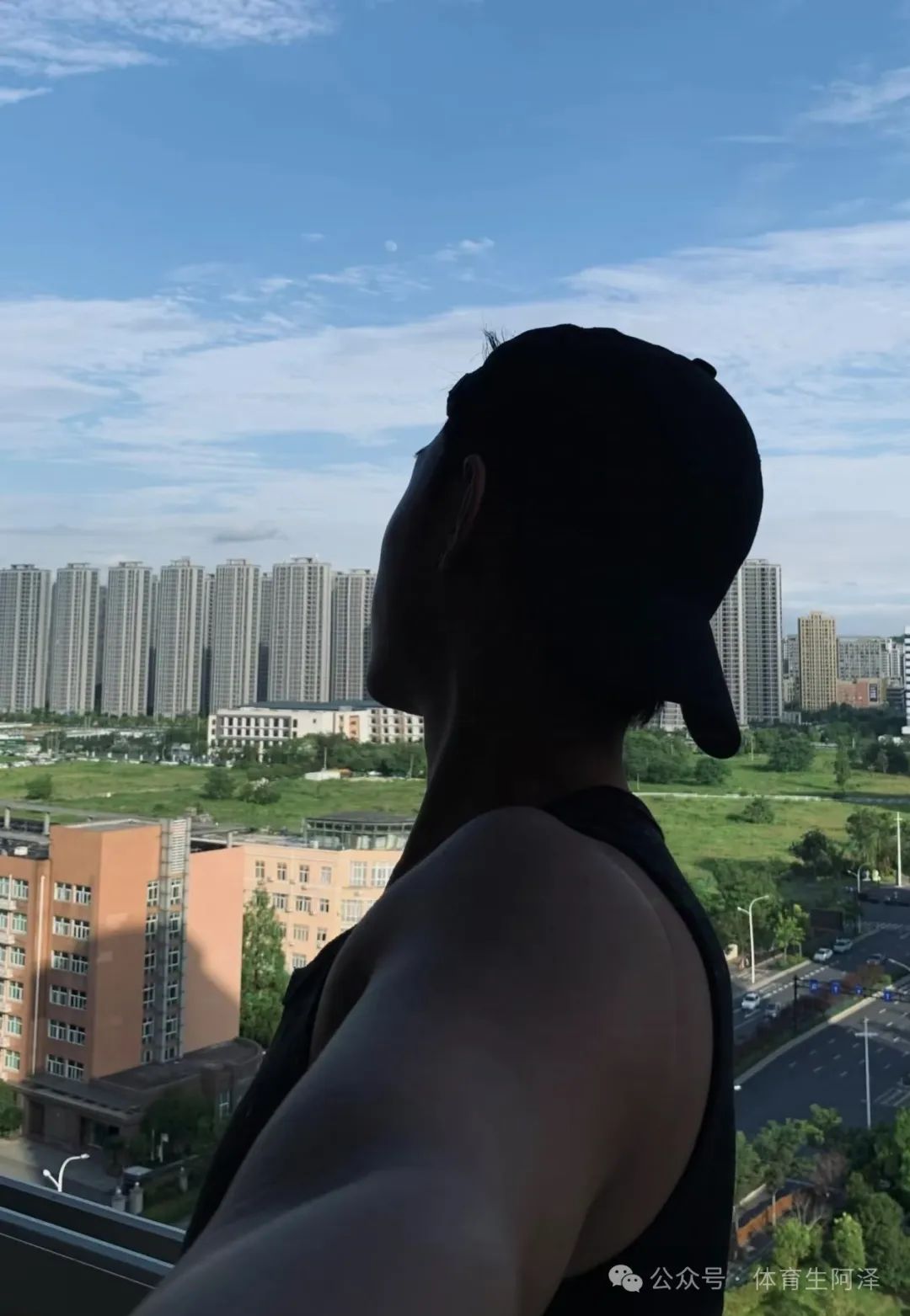 185 黑皮肌肉体育生被前男友调成这样？网友辣评：反差太大，没眼看........