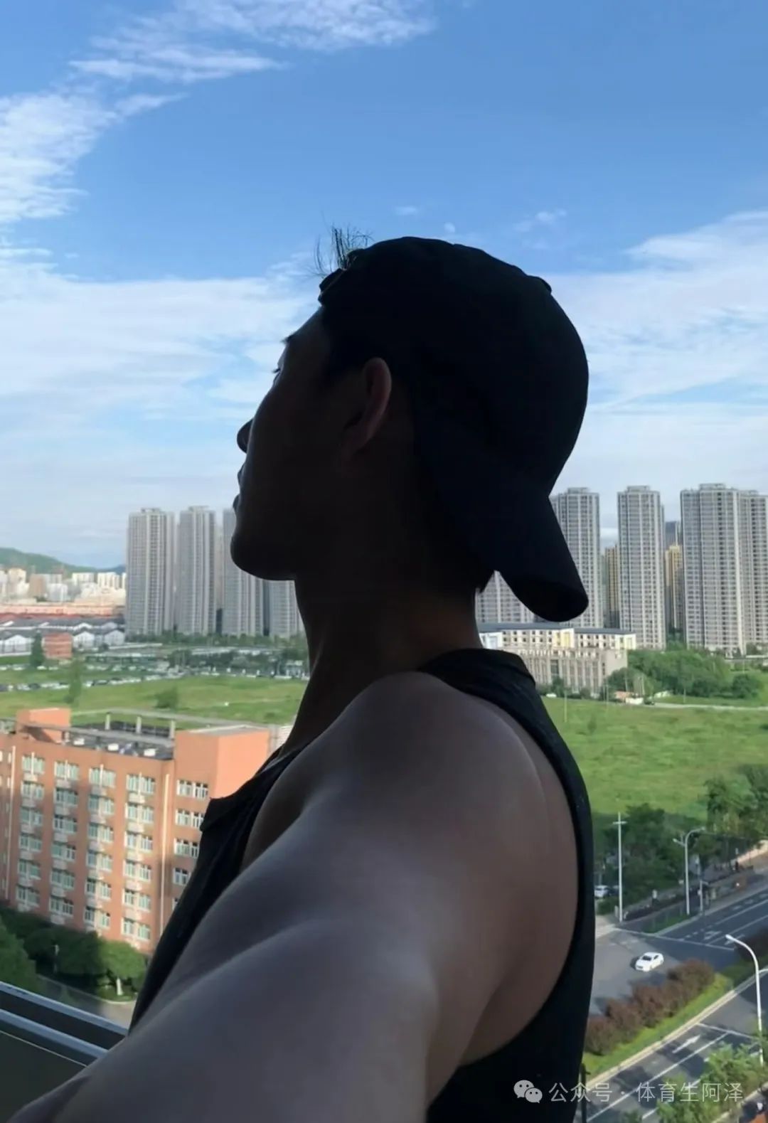 185 黑皮肌肉体育生被前男友调成这样？网友辣评：反差太大，没眼看........