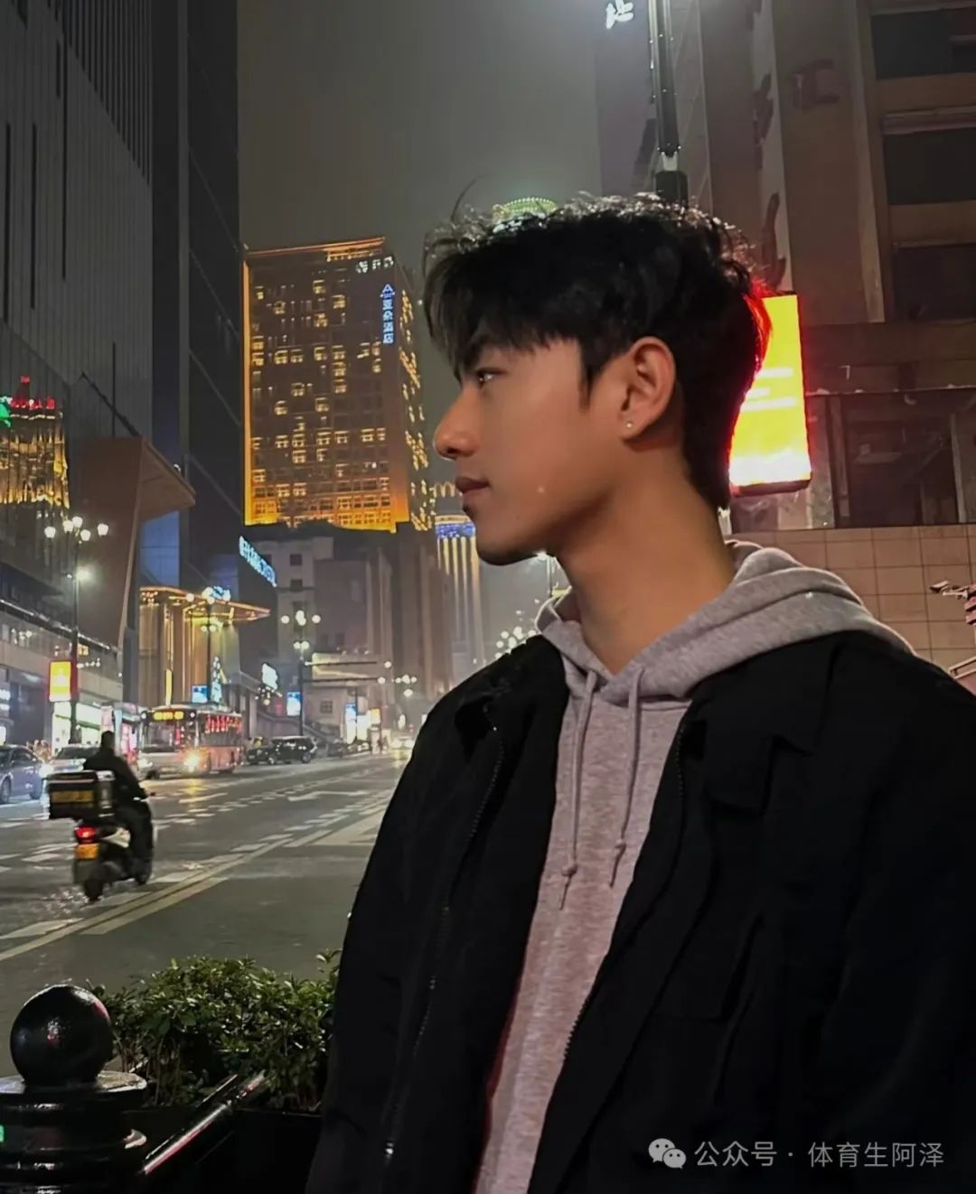185 黑皮肌肉体育生被前男友调成这样？网友辣评：反差太大，没眼看........