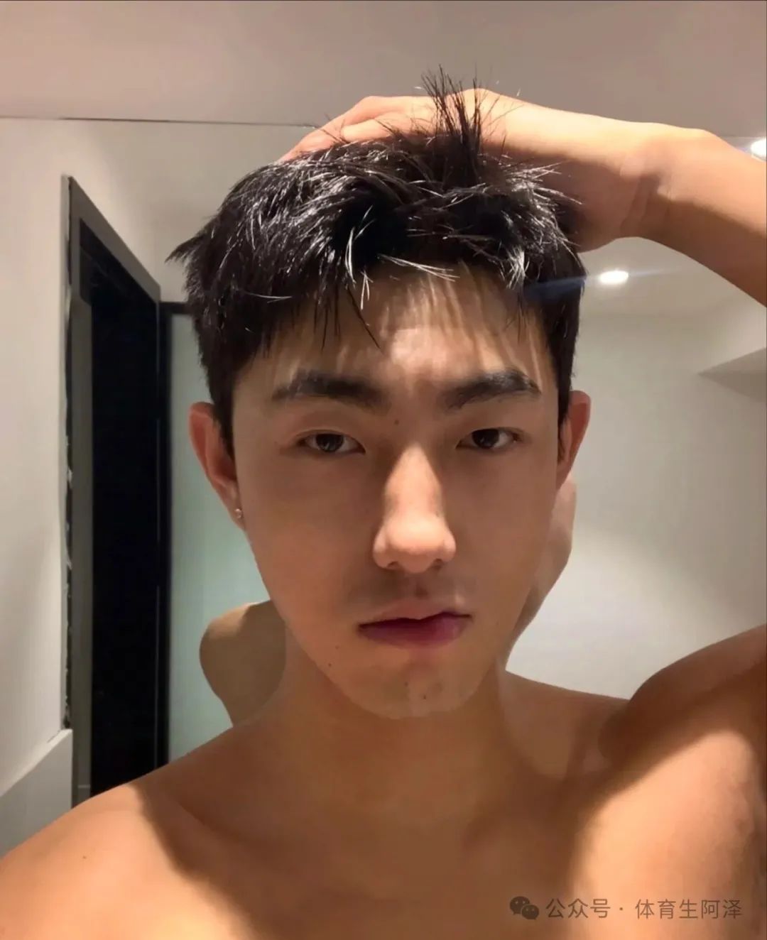 185 黑皮肌肉体育生被前男友调成这样？网友辣评：反差太大，没眼看........