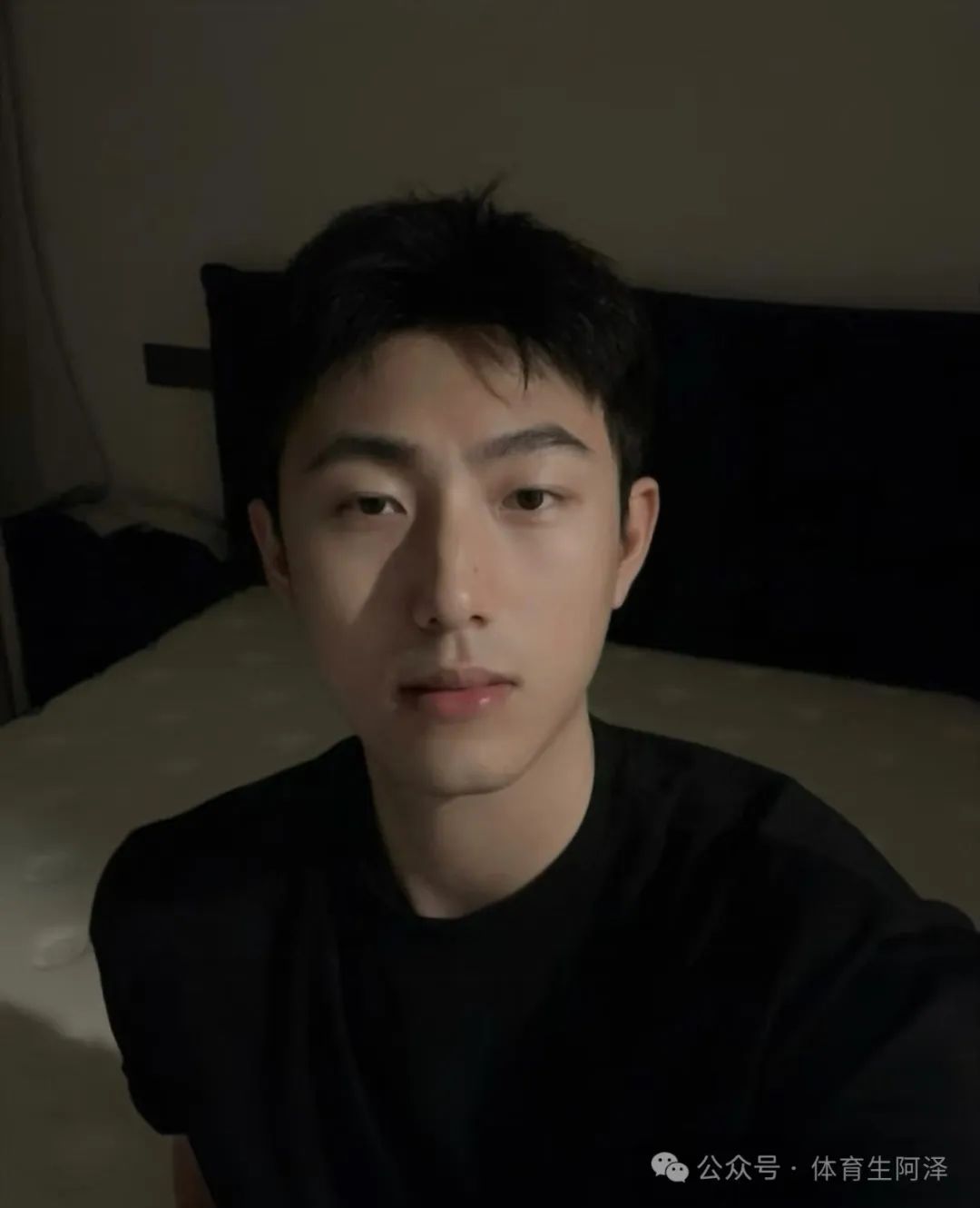 185 黑皮肌肉体育生被前男友调成这样？网友辣评：反差太大，没眼看........