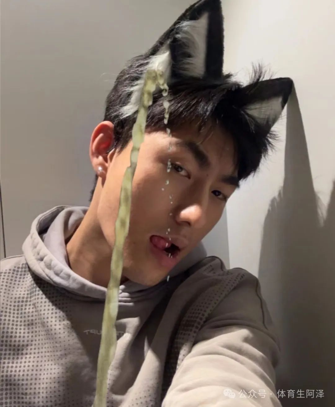 185 黑皮肌肉体育生被前男友调成这样？网友辣评：反差太大，没眼看........