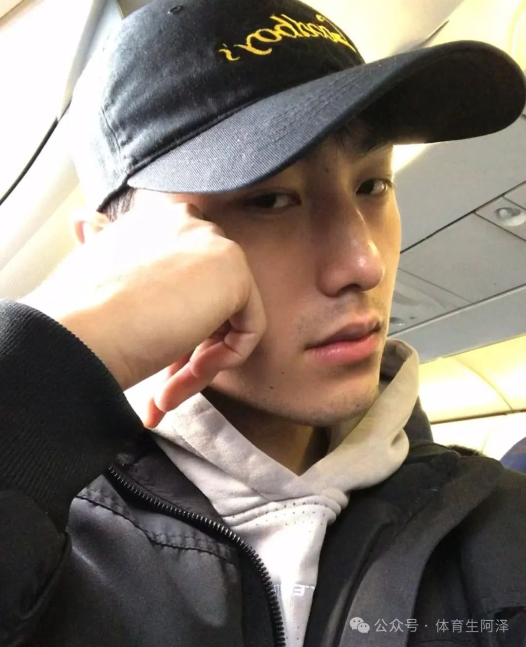 185 黑皮肌肉体育生被前男友调成这样？网友辣评：反差太大，没眼看........