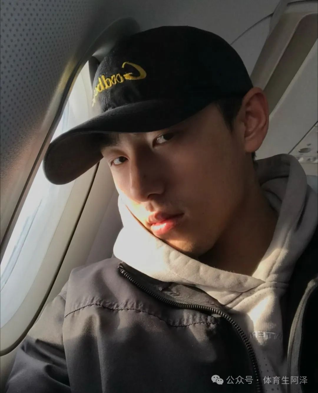 185 黑皮肌肉体育生被前男友调成这样?网友辣评:反差太大,没眼看........ 185 黑皮肌肉体育生被前男友调成这样?网友辣评:反差太大,没眼看........