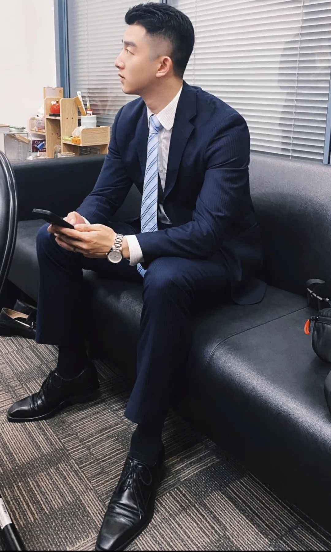 银行正装野生男穿私下穿运动裤自拍露实力！