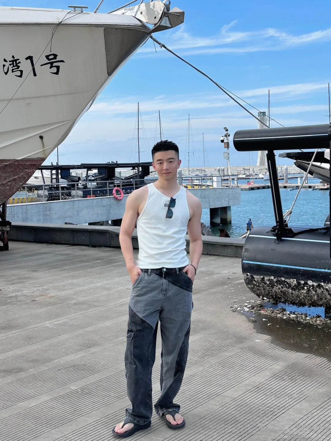 银行正装野生男穿私下穿运动裤自拍露实力！
