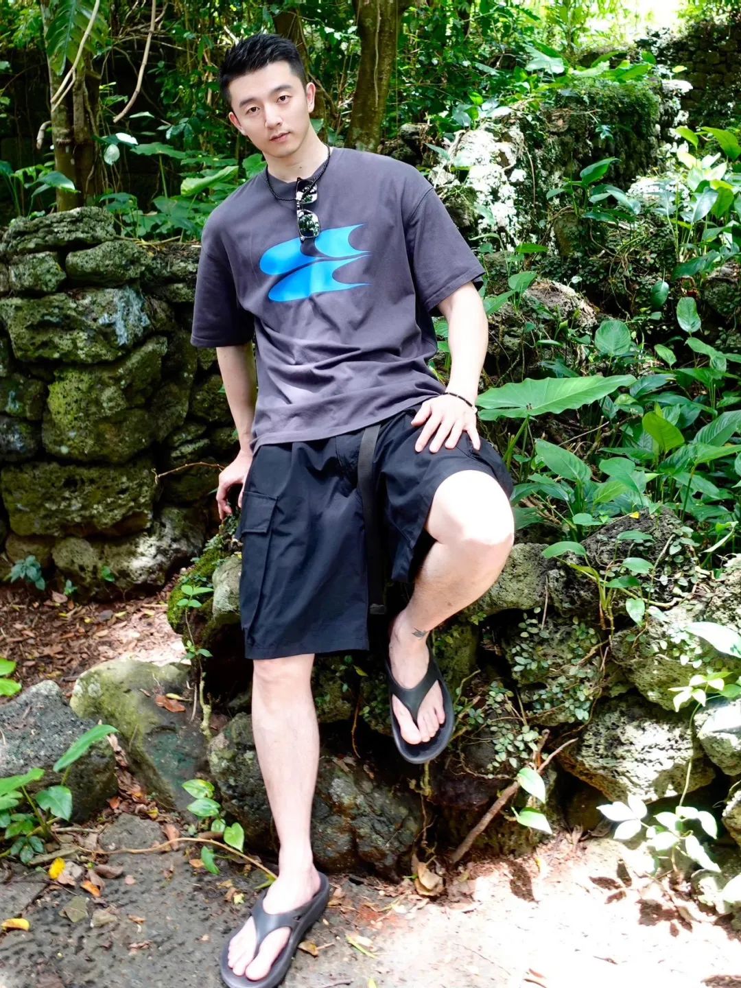 银行正装野生男穿私下穿运动裤自拍露实力！