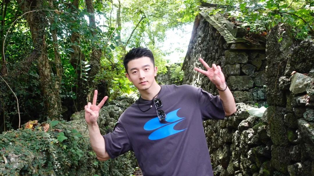 银行正装野生男穿私下穿运动裤自拍露实力！