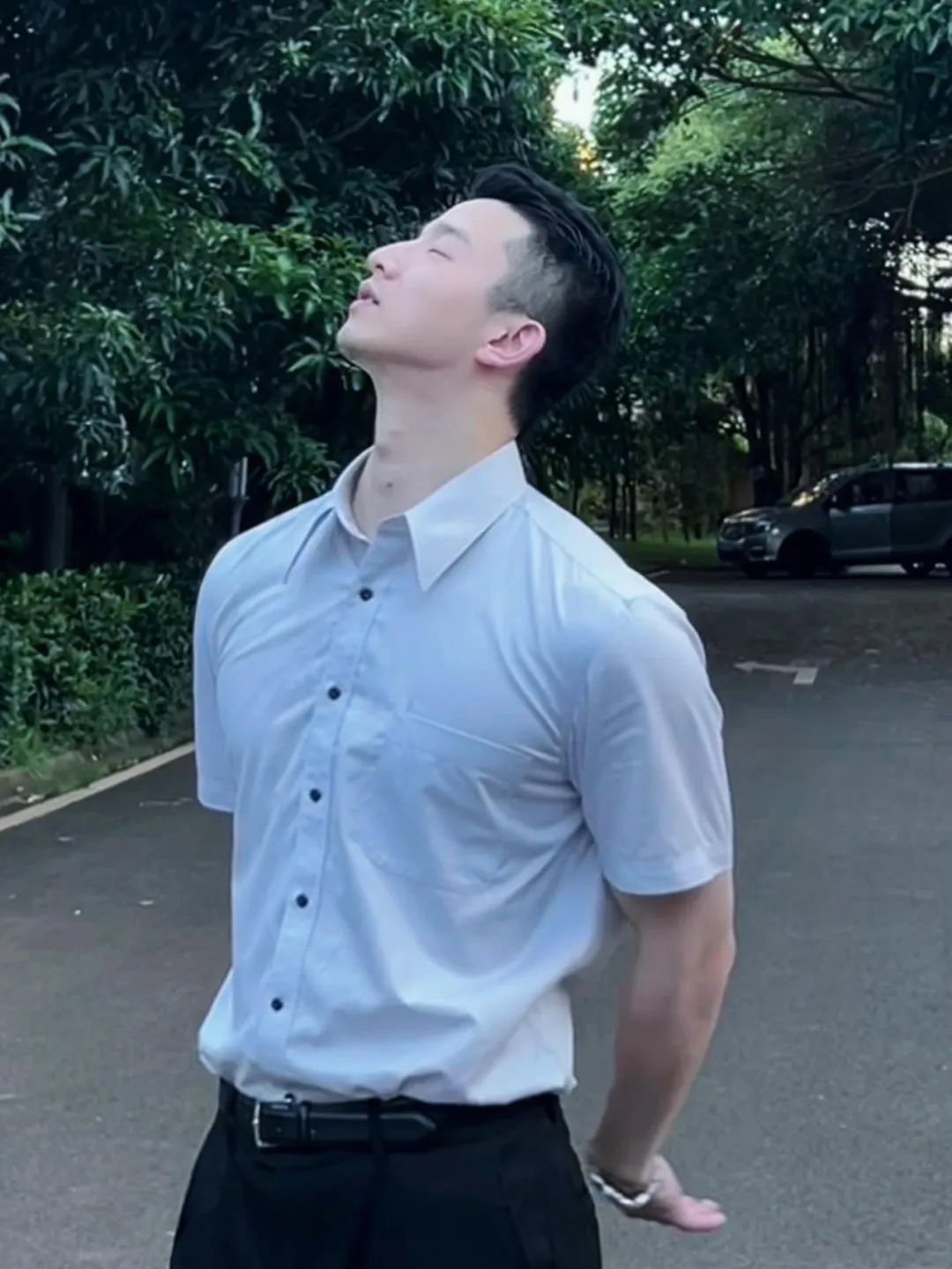 银行正装野生男穿私下穿运动裤自拍露实力！