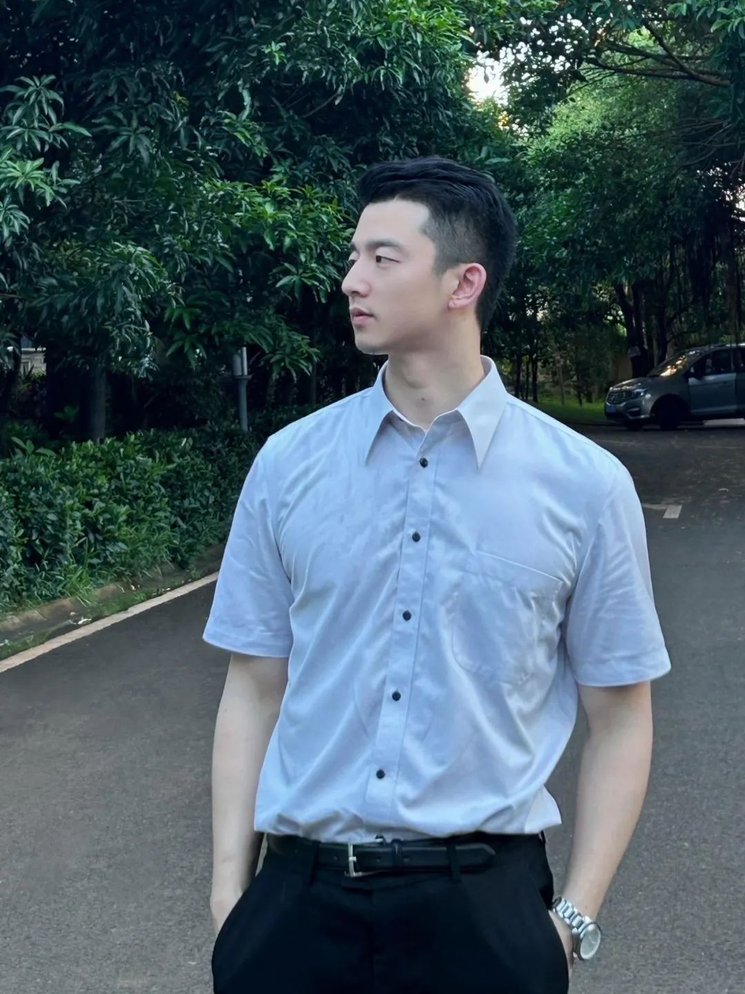 银行正装野生男穿私下穿运动裤自拍露实力！