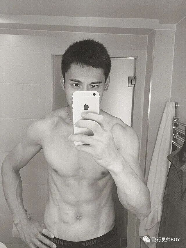 “人夫感十足”！跳高运动员姚捷穿运动服太紧被热议！