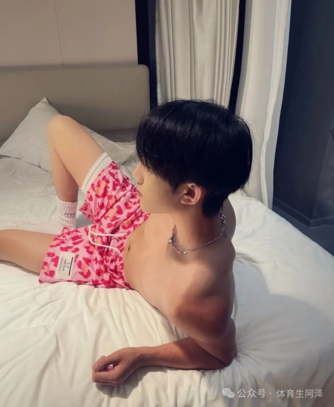 又一百万网红直男被金主掰弯，黑皮体育生在金主面前逐渐沉沦........