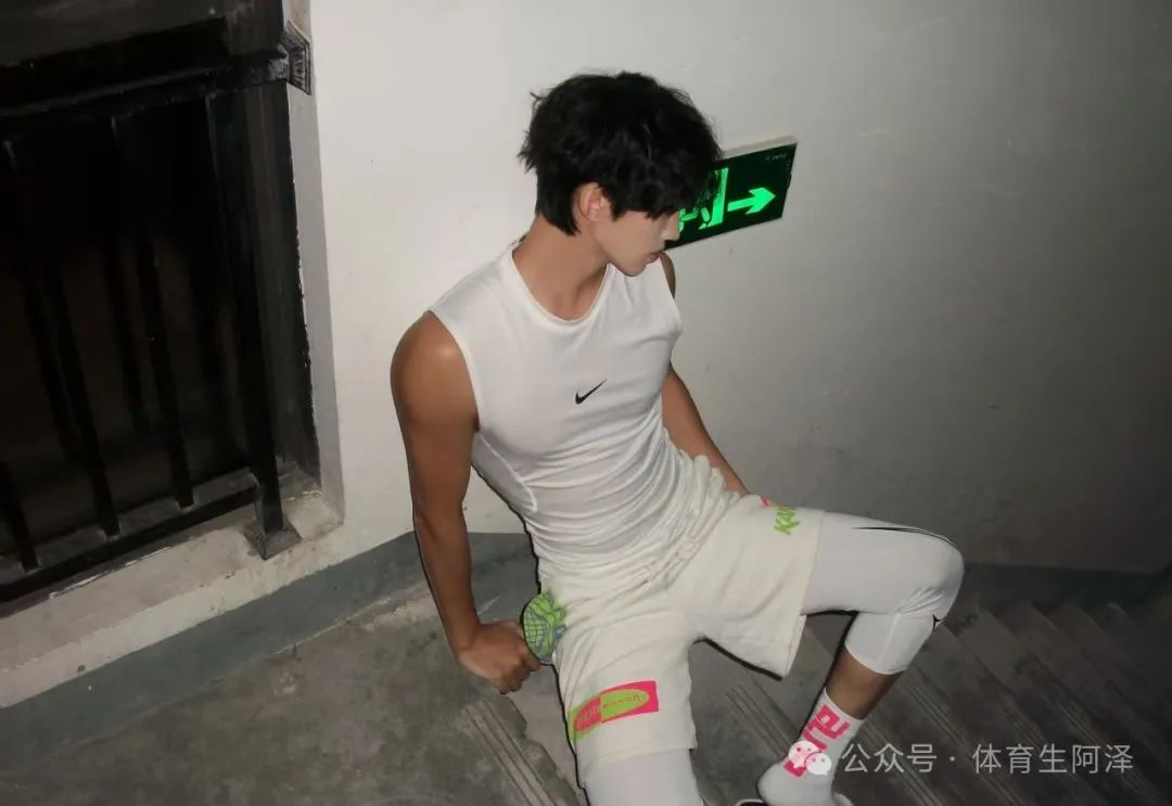 又一百万网红直男被金主掰弯，黑皮体育生在金主面前逐渐沉沦........