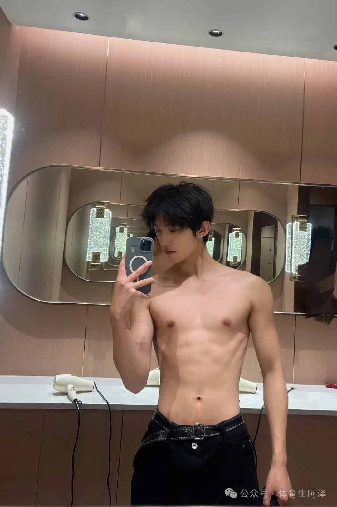 又一百万网红直男被金主掰弯，黑皮体育生在金主面前逐渐沉沦........-潮男潮北