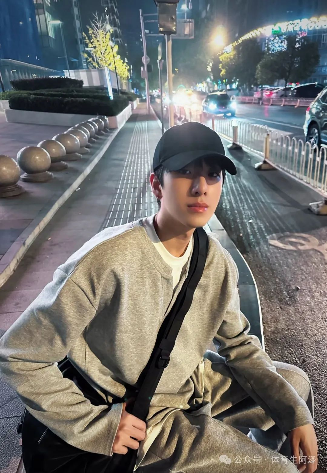 牛逼，195cm 体育系校草塌房，同时与三名学长有染.....