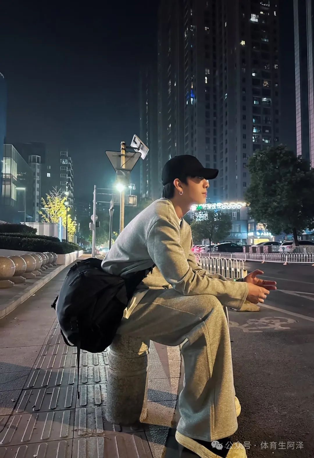 牛逼，195cm 体育系校草塌房，同时与三名学长有染.....