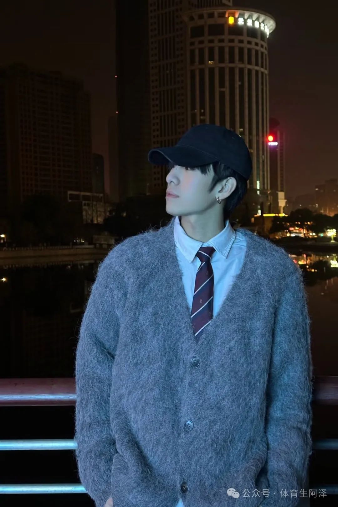 牛逼，195cm 体育系校草塌房，同时与三名学长有染.....