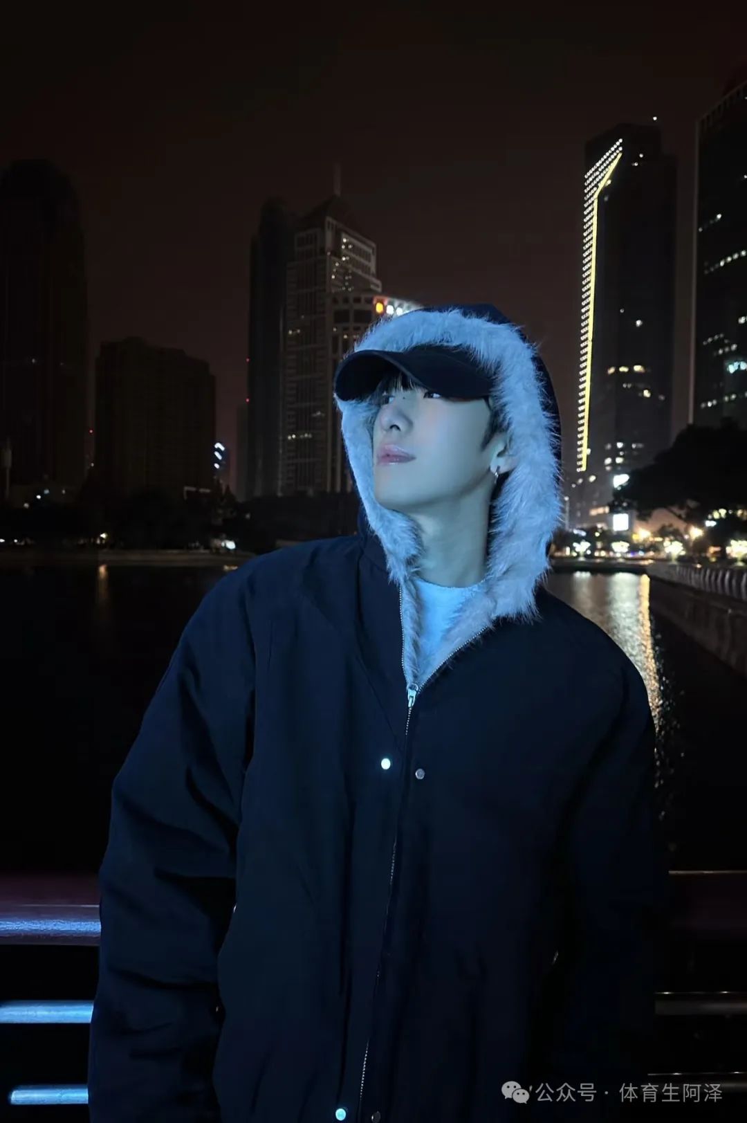 牛逼，195cm 体育系校草塌房，同时与三名学长有染.....