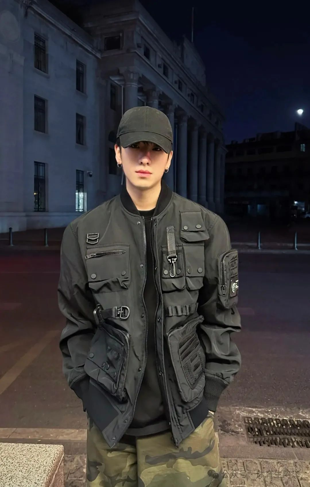 牛逼，195cm 体育系校草塌房，同时与三名学长有染.....