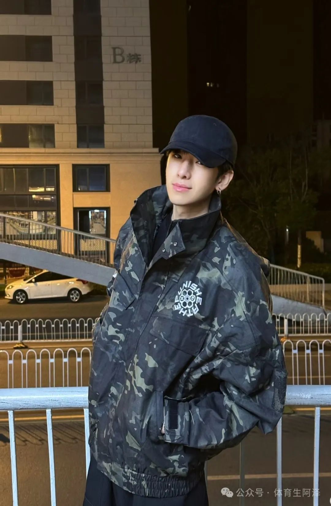 牛逼，195cm 体育系校草塌房，同时与三名学长有染.....