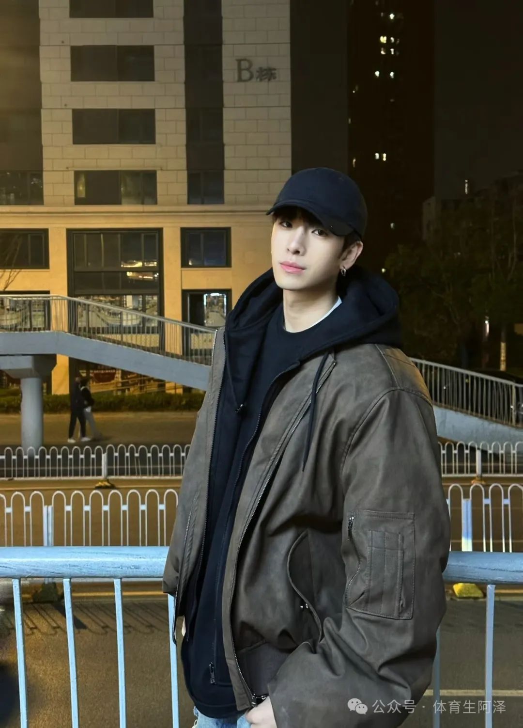 牛逼，195cm 体育系校草塌房，同时与三名学长有染.....