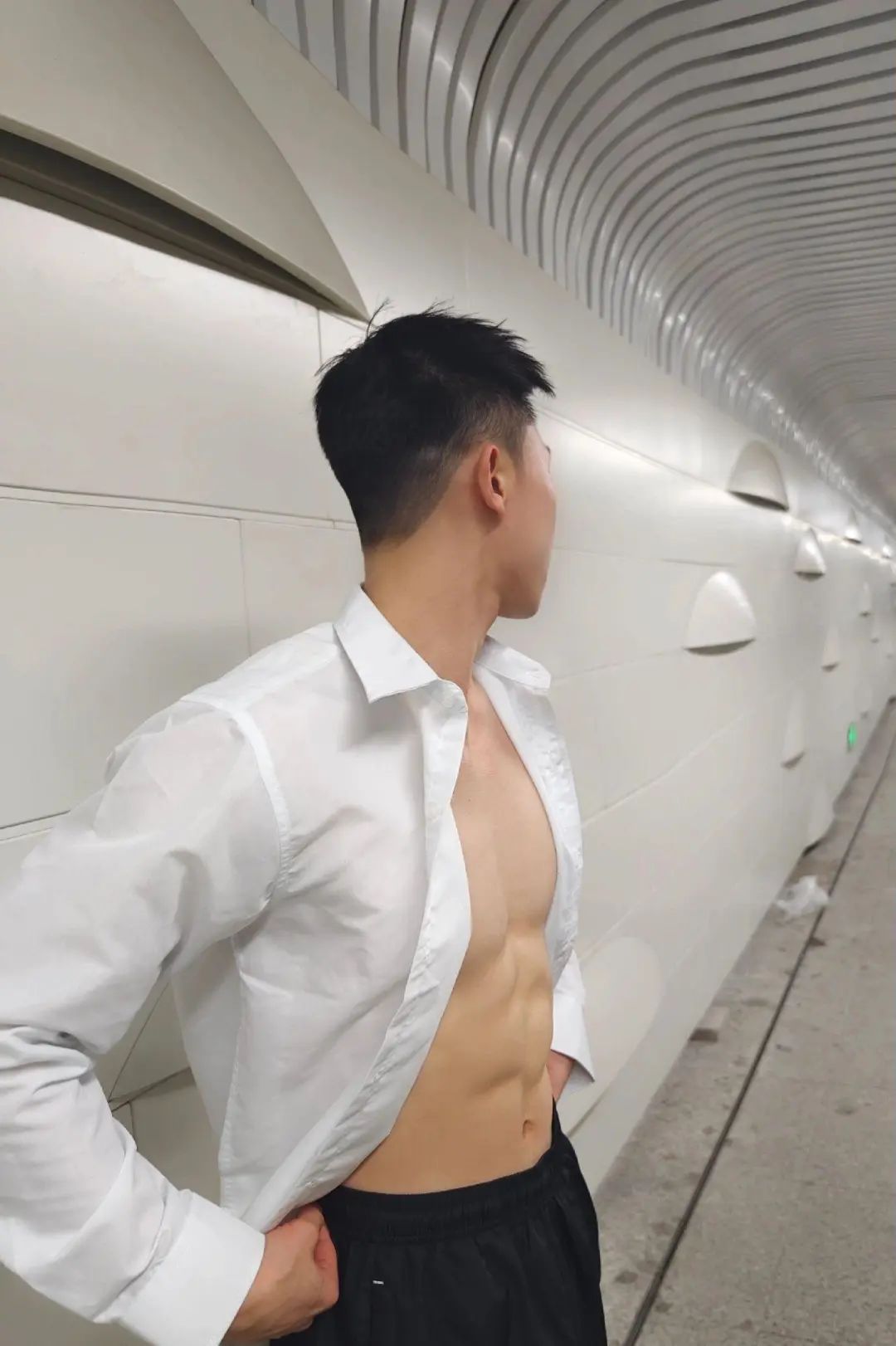 白衬衫封印不住荷尔蒙！这胸肌说是 3D 打印的我都信