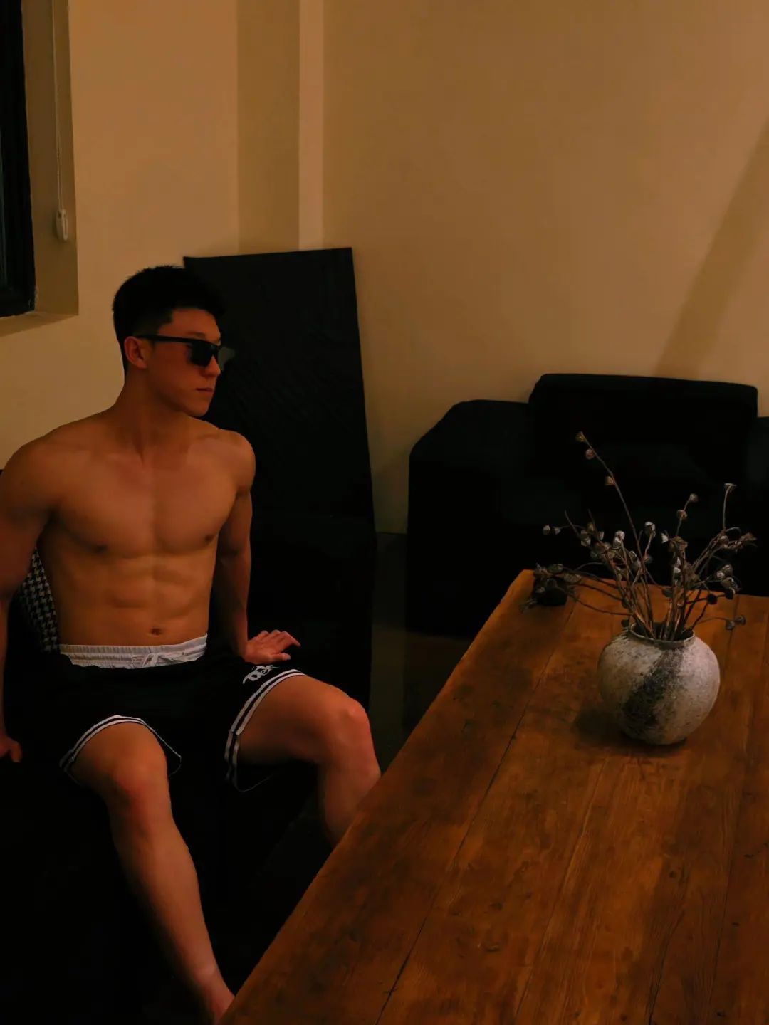 白衬衫封印不住荷尔蒙!这胸肌说是 3D 打印的我都信 白衬衫封印不住荷尔蒙!这胸肌说是 3D 打印的我都信