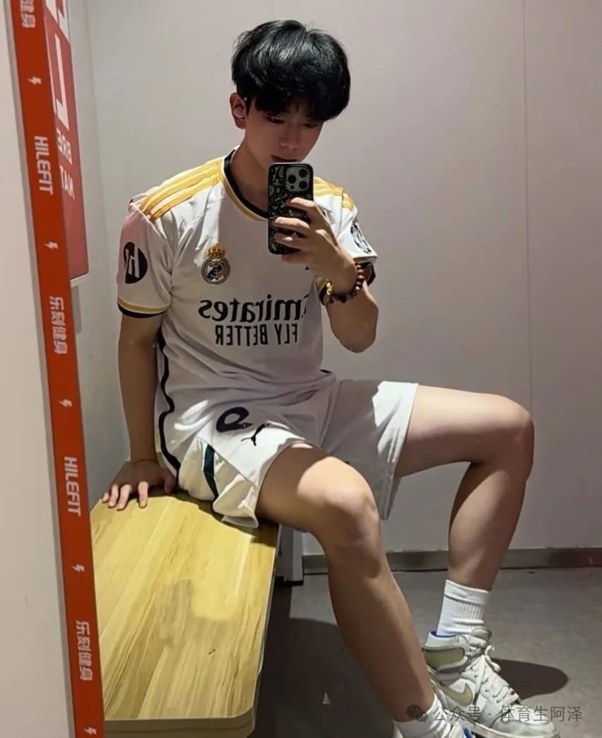 山东体院白袜校草，靠 " 白袜长腿 " 吸引众多学弟.....