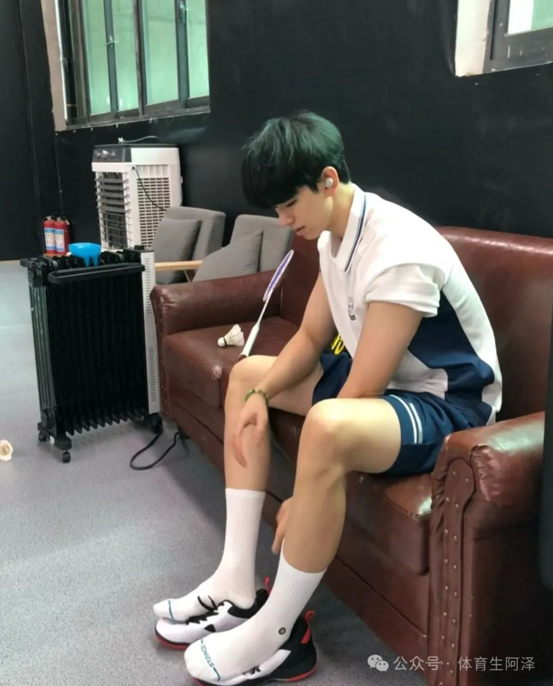 山东体院白袜校草，靠 " 白袜长腿 " 吸引众多学弟.....