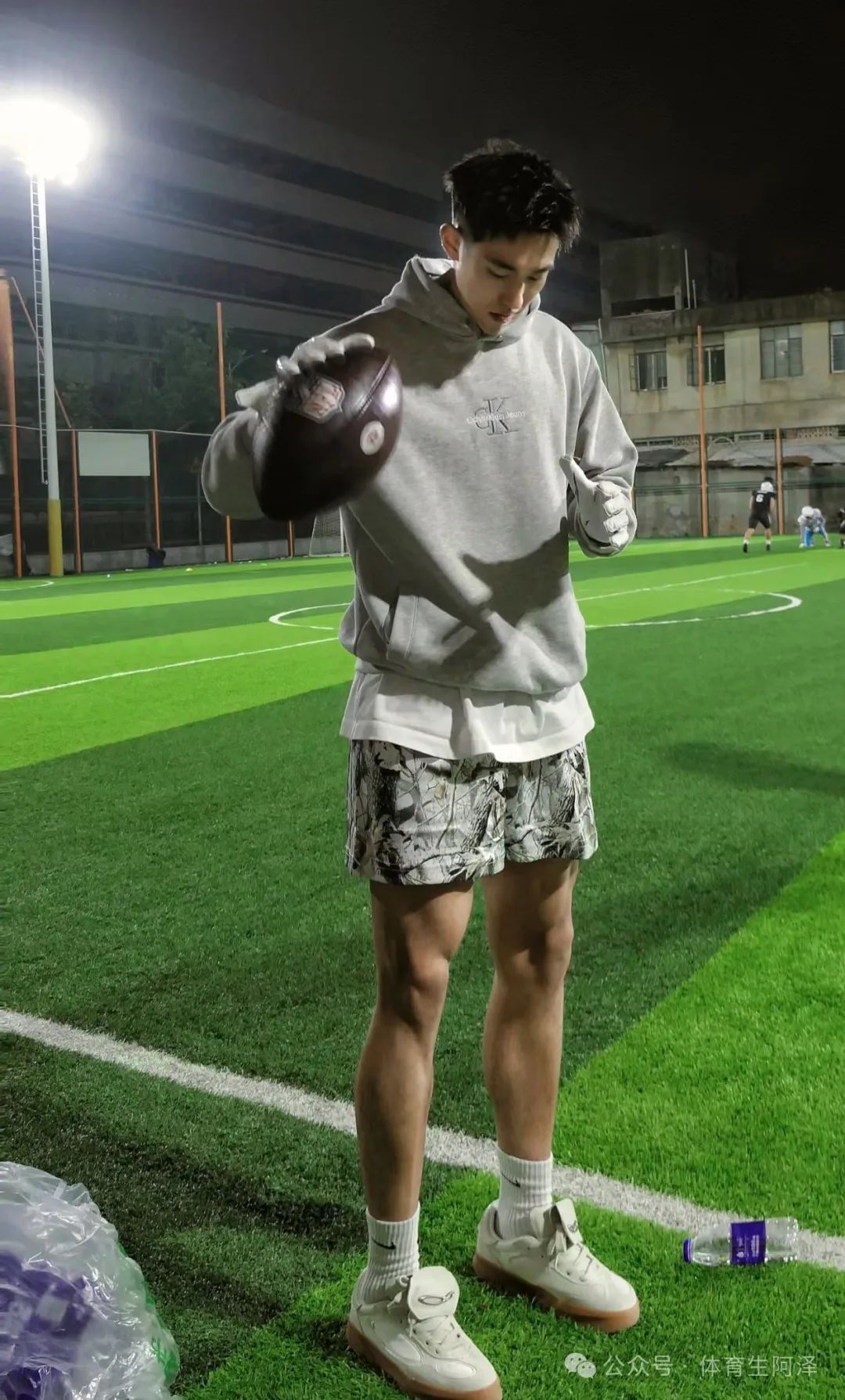 188cm 钻石黑皮足球体育生，球场上爆汗淋漓，性张力满满......